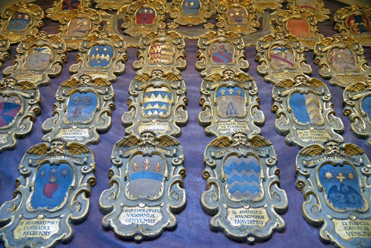 Murs couverts de blasons peints d’étudiants dans l’Archiginnasio