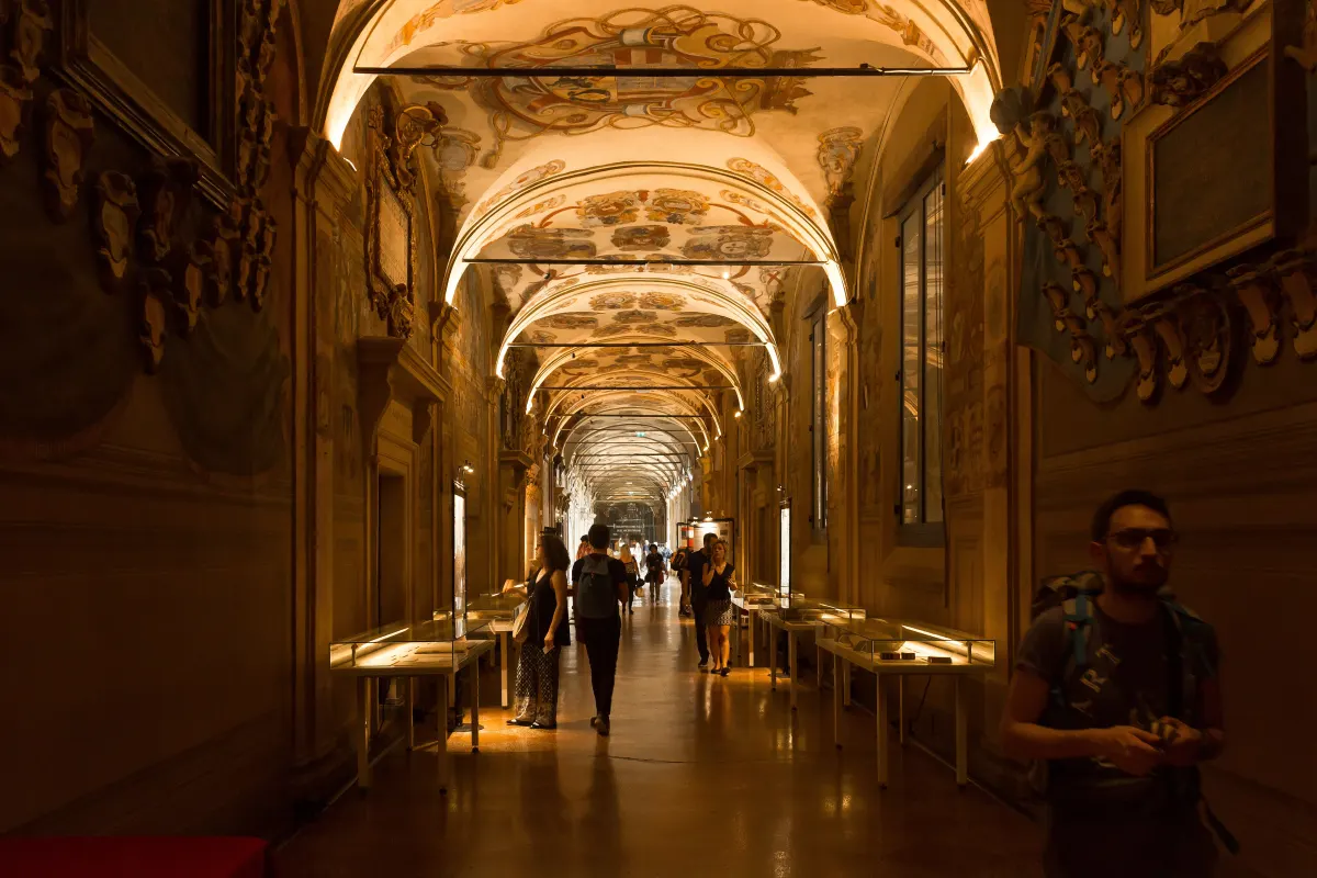 Salle de la bibliothèque de l’Archiginnasio aux voûtes décorées