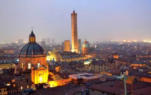 Coupole de Santa Maria della Vita et tour des Asinelli au crépuscule, vues depuis une terrasse du centre