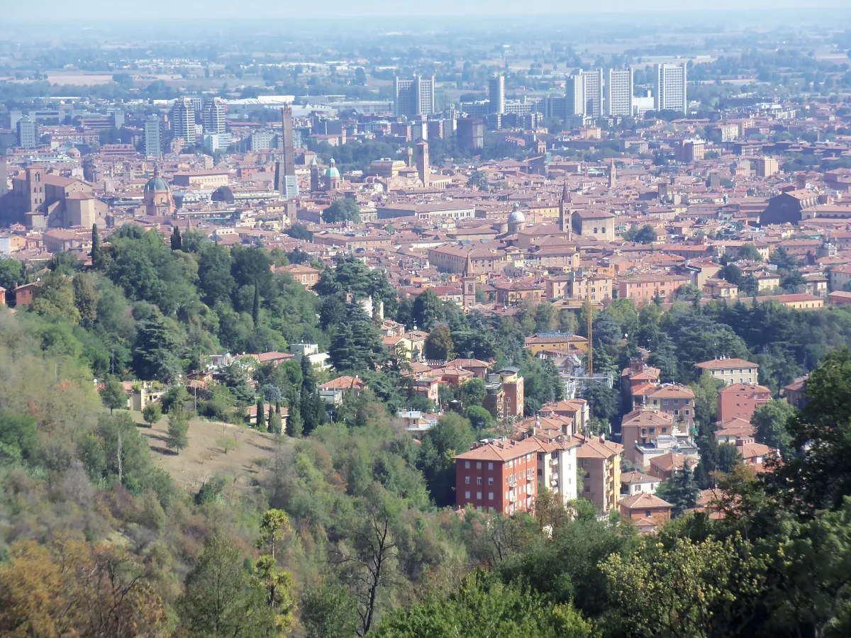 Vue de Bologne et de ses toits depuis le parc de la Villa Ghigi, sur les collines