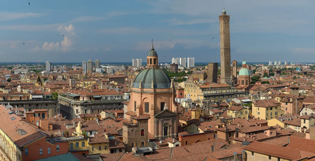 Panorama des toits de Bologne depuis la basilique San Petronio, avec la coupole de Santa Maria della Vita et les deux tours