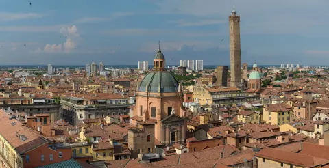 Panorama des toits de Bologne depuis la basilique San Petronio, avec la coupole de Santa Maria della Vita et les deux tours