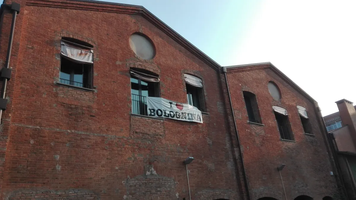 Bâtiment industriel en brique avec l’inscription Bolognina, dans le quartier au nord de la gare