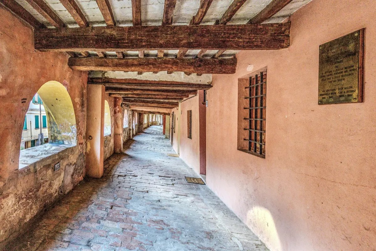 Galerie couverte aux arcades de la via del Borgo à Brisighella