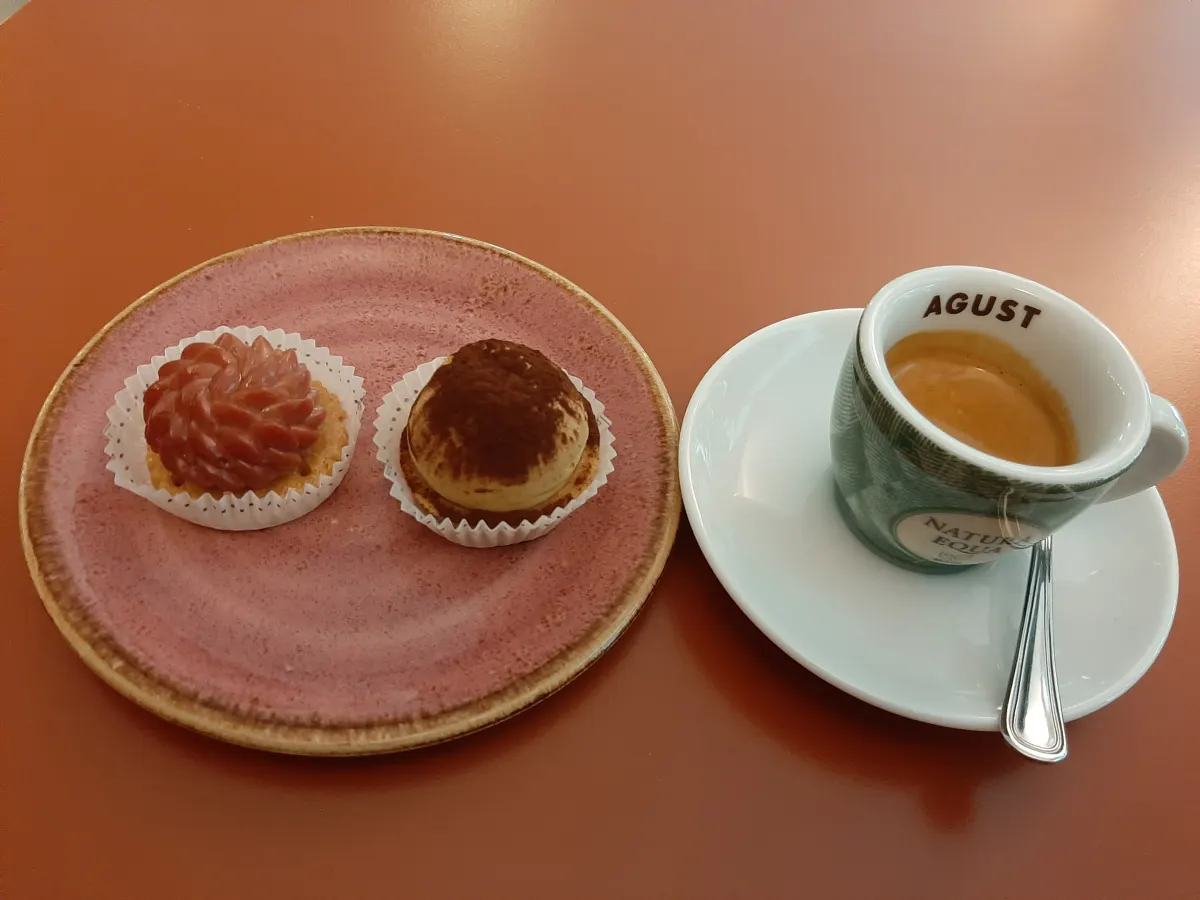 Un espresso servi avec deux petites pâtisseries