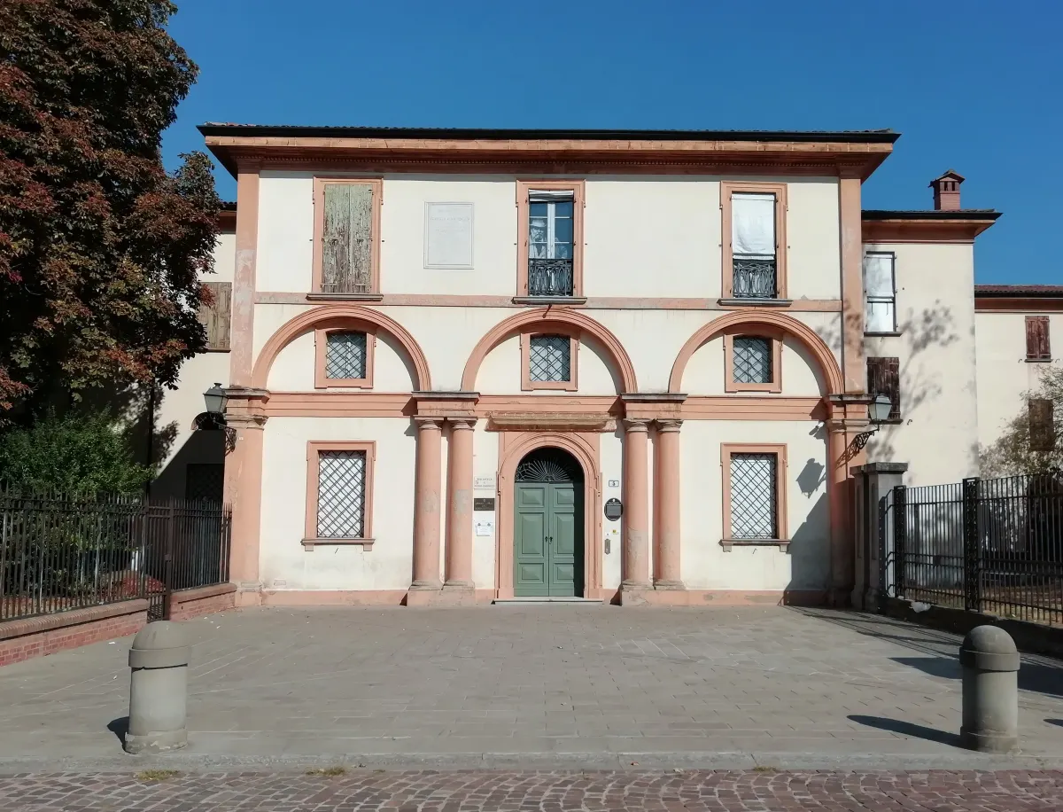 Façade claire de la Casa Carducci, avec ses arcades en brique, piazza Carducci