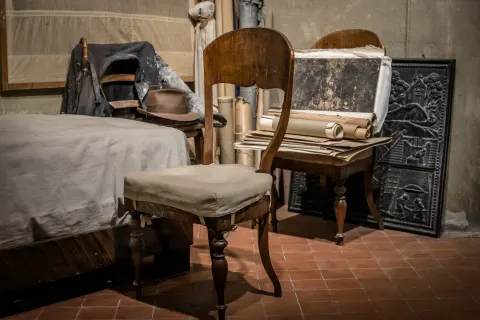 Atelier de Giorgio Morandi dans sa maison de la via Fondazza, lit, chaise et chevalet
