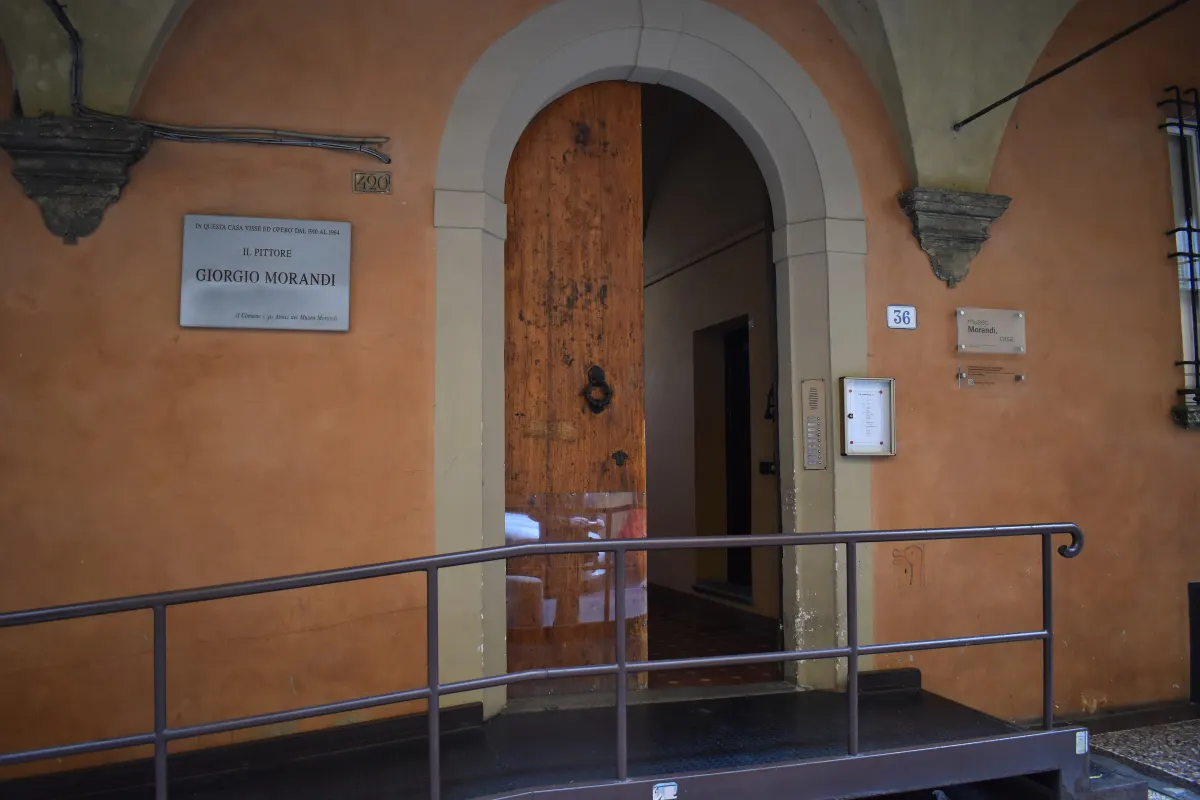 Porte d’entrée de la Casa Morandi au numéro 36 de la via Fondazza