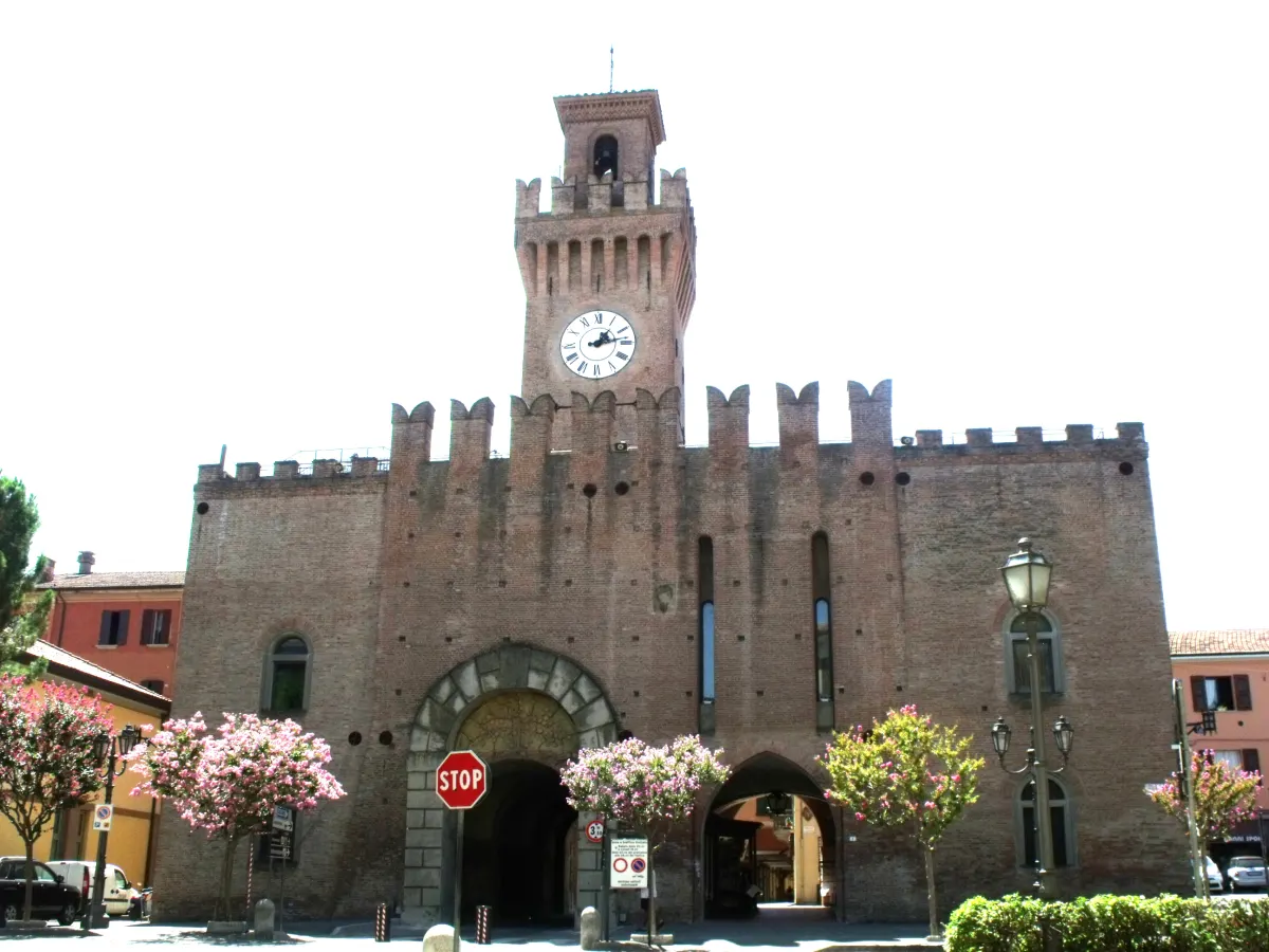 Le Cassero crénelé et sa tour de l’horloge à Castel San Pietro Terme