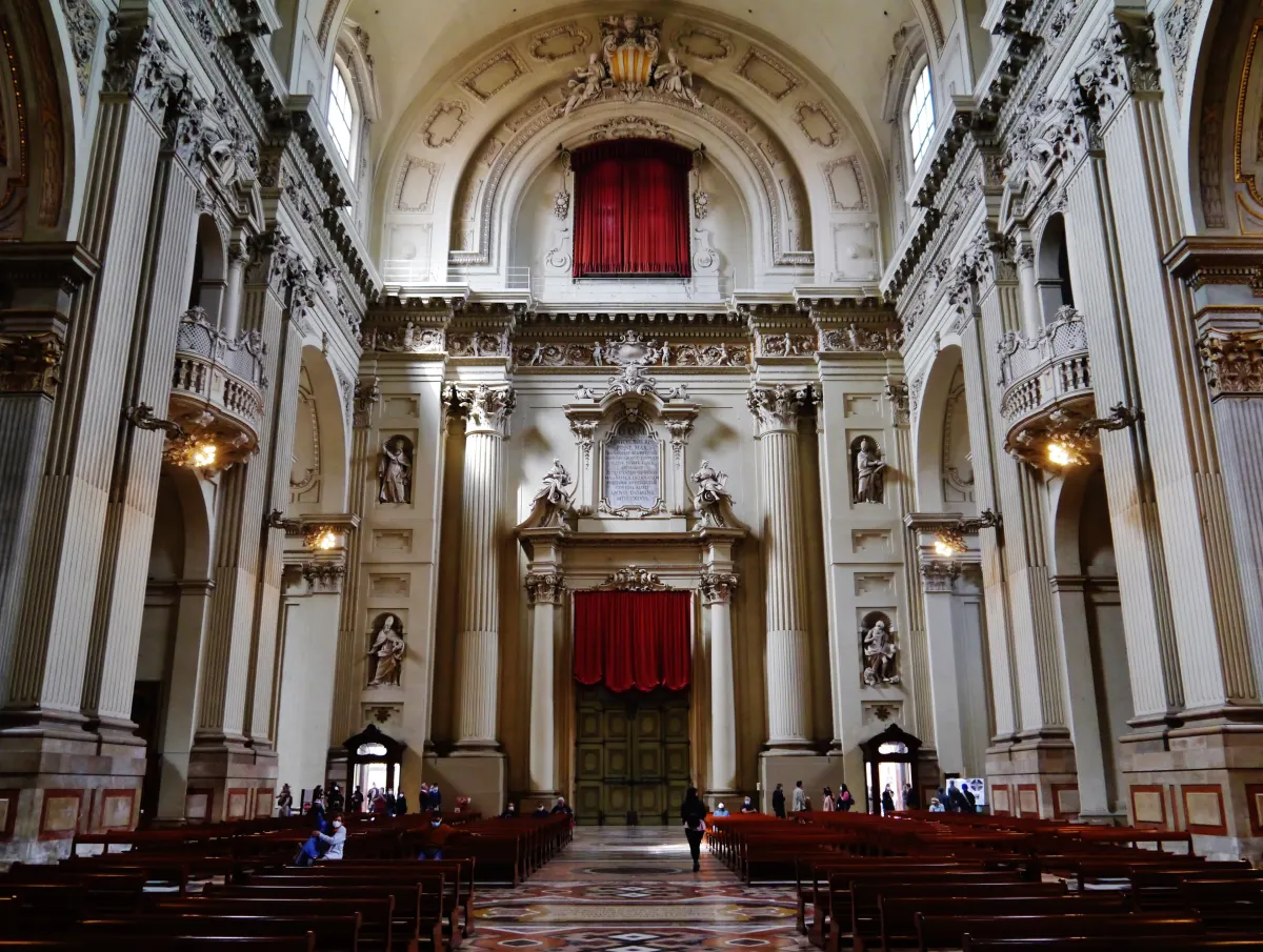 Nef baroque de la cathédrale San Pietro de Bologne