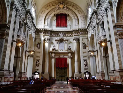 Nef baroque de la cathédrale San Pietro de Bologne