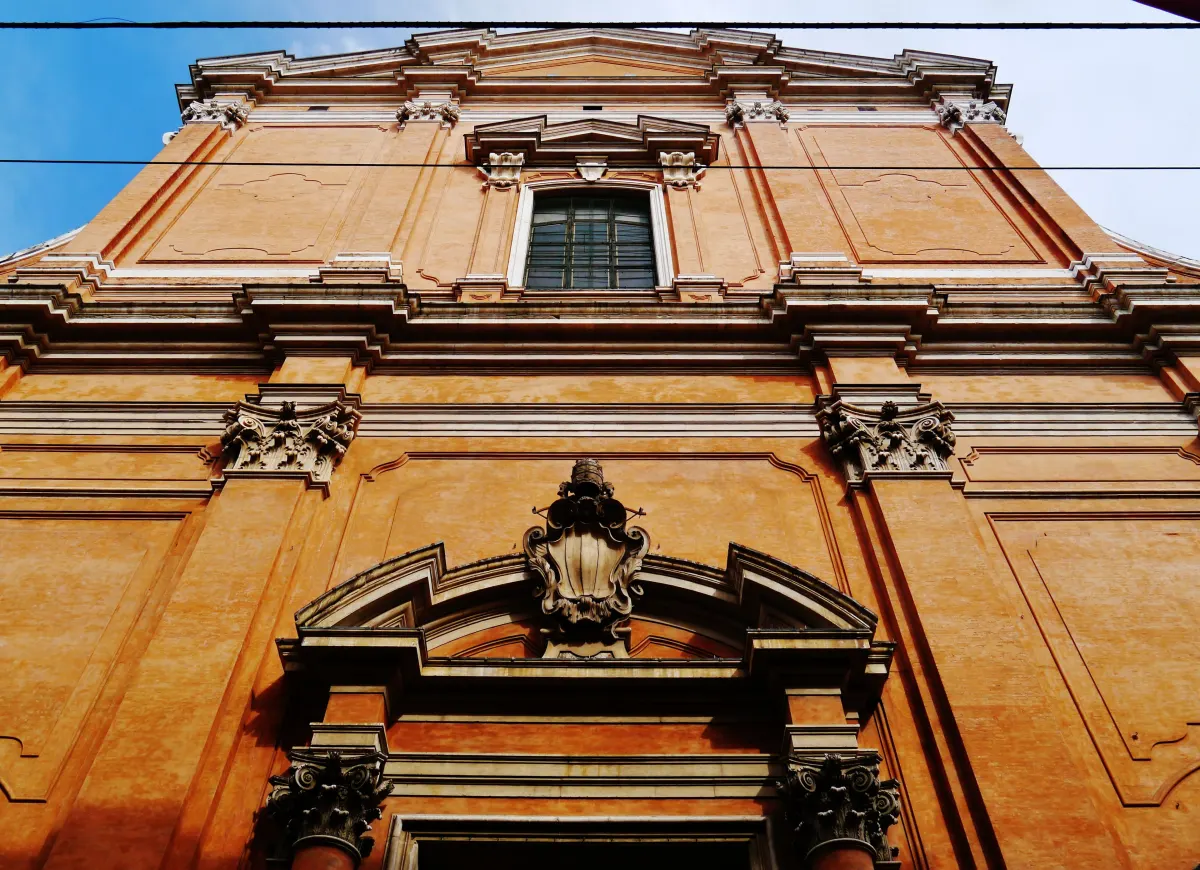 Façade baroque de la cathédrale San Pietro sur la via dell’Indipendenza