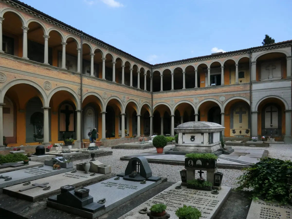 Cloître à deux niveaux d’arcades du cimetière monumental de la Certosa