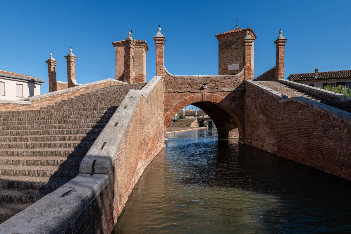 Pont des Trepponti à Comacchio avec ses escaliers de briques sur les canaux