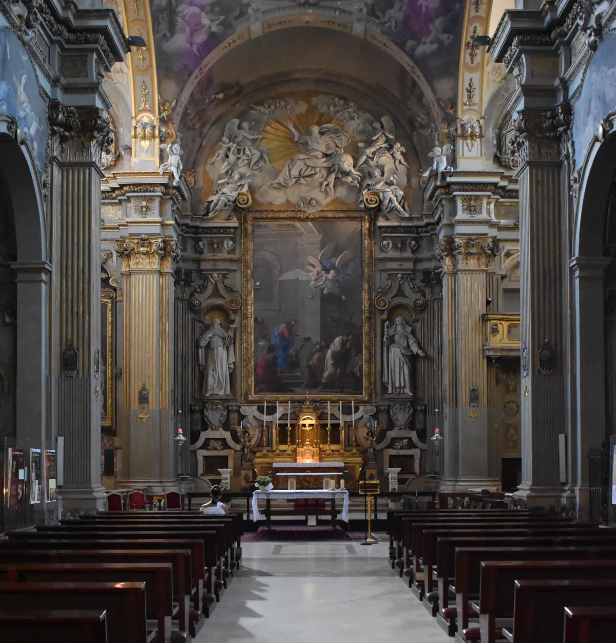 Maître-autel baroque et chœur du sanctuaire du Corpus Domini, sous une voûte peinte