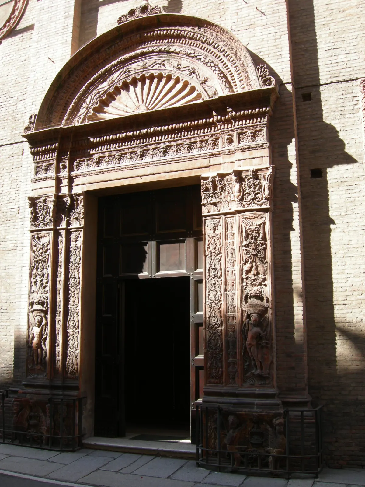 Portail Renaissance sculpté en terre cuite de l’église du Corpus Domini