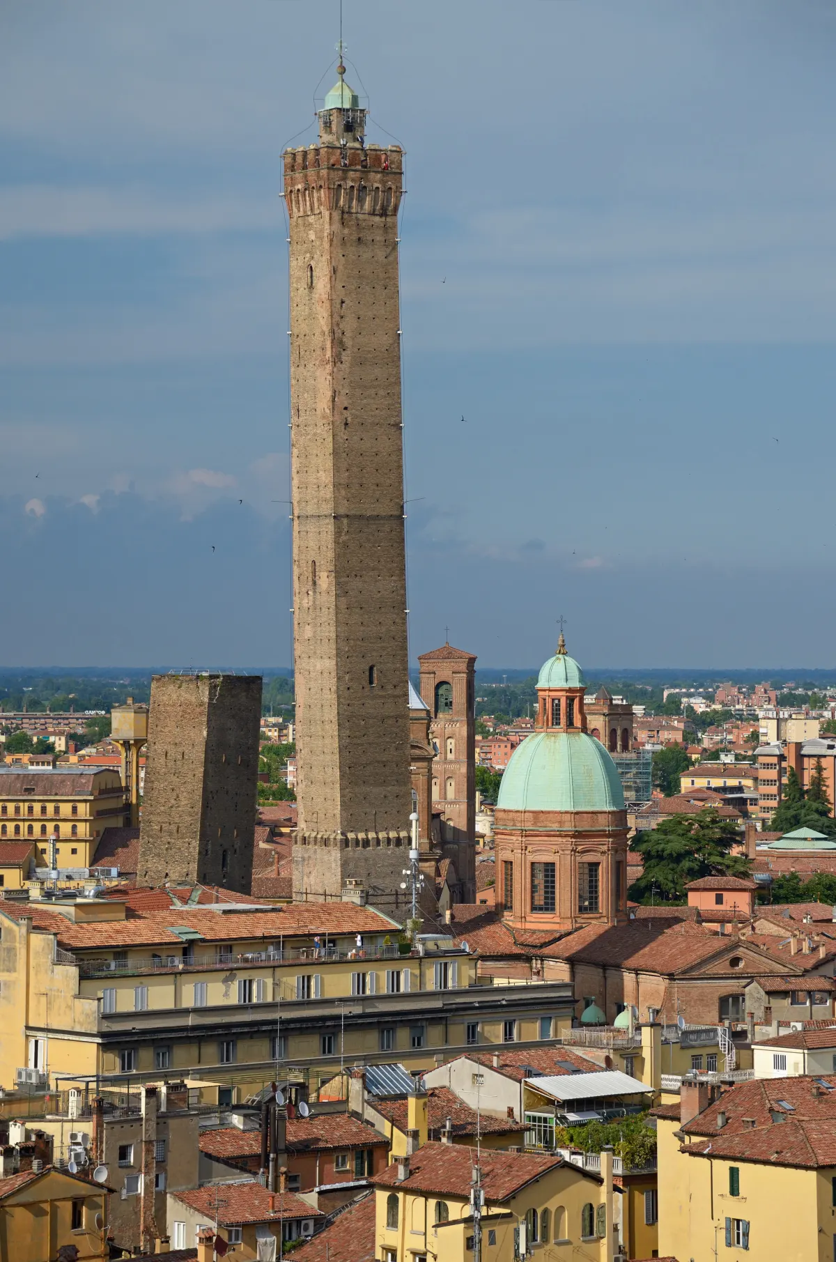 Tour des Asinelli dominant les toits, avec la Garisenda plus basse et la coupole de Santi Bartolomeo e Gaetano