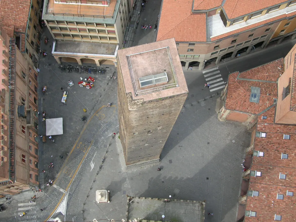 Vue plongeante depuis la tour des Asinelli sur la Garisenda et la piazza di Porta Ravegnana