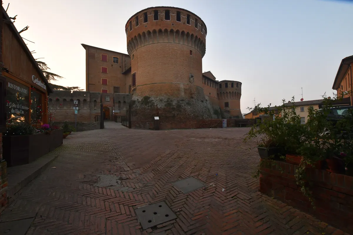 La Rocca de Dozza, forteresse en brique à tour ronde