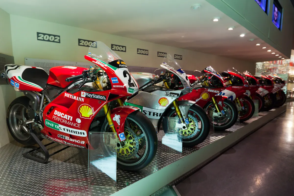 Rangée de motos de course Ducati exposées dans le musée Ducati à Borgo Panigale