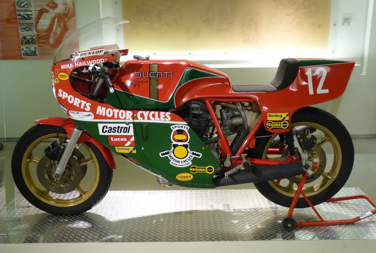 Réplique de la Ducati 900 Super Sport aux couleurs vertes et rouges de Mike Hailwood