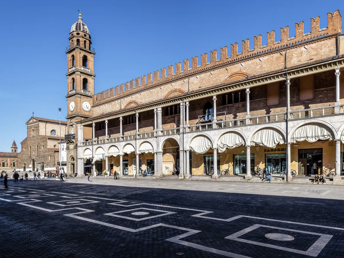 Piazza del Popolo à Faenza avec ses loggias et la tour de l’Horloge