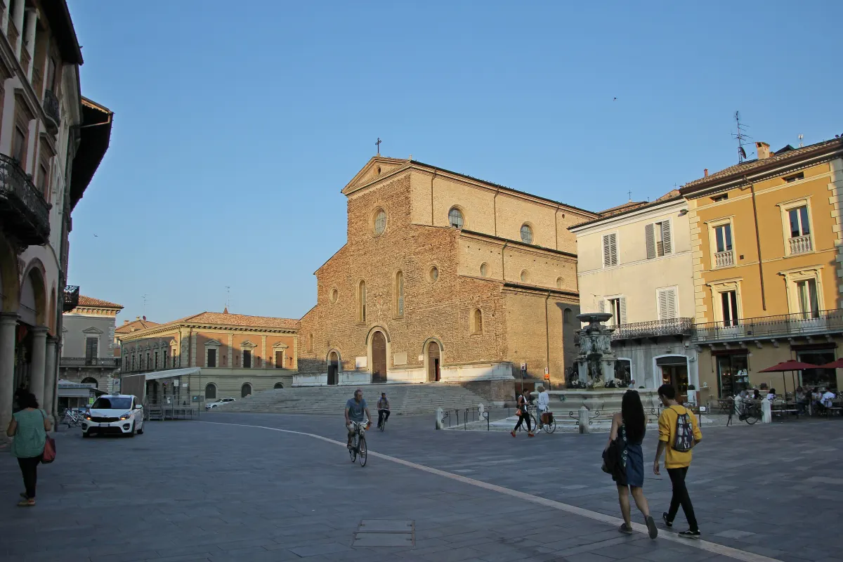 Façade de la cathédrale de Faenza sur la piazza della Libertà