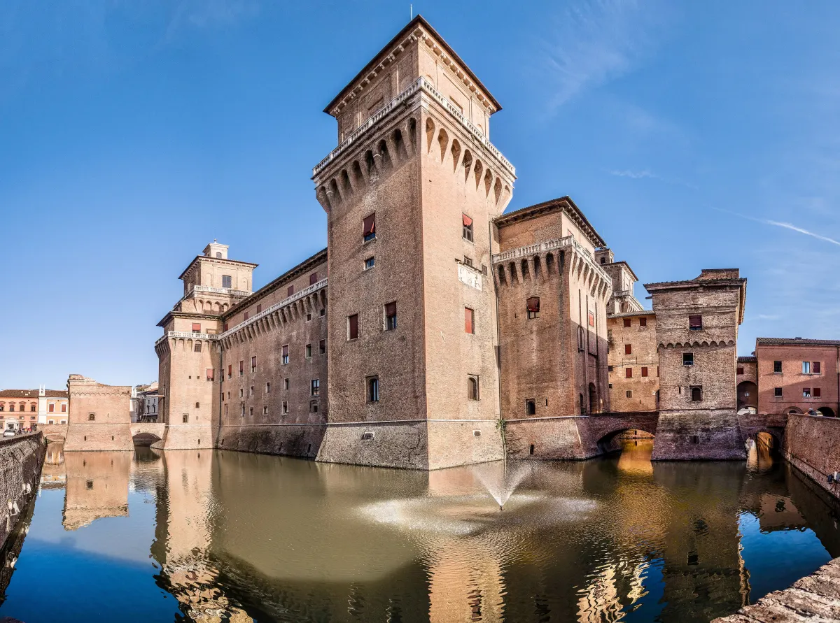 Château d’Este de Ferrare et ses tours se reflétant dans les douves