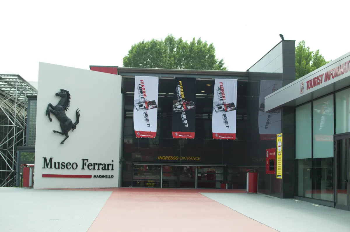 Entrée du Museo Ferrari à Maranello avec le cheval cabré sur la façade