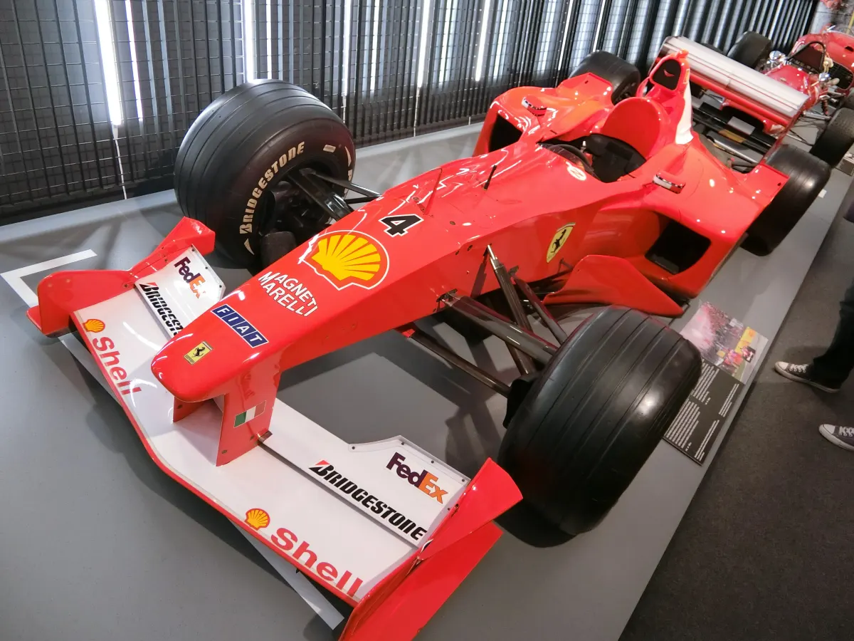 Monoplace Ferrari F1-2000 rouge exposée au Museo Ferrari