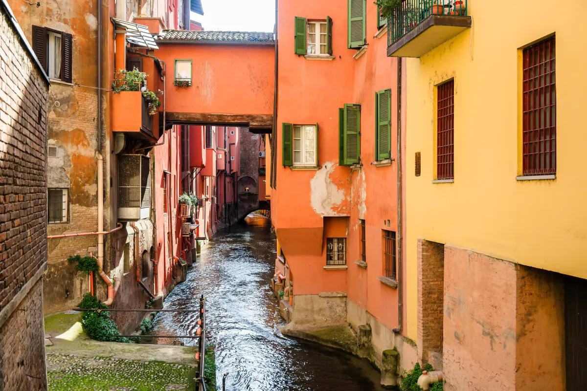 Canal delle Moline entre des façades colorées, vu depuis la via Malcontenti