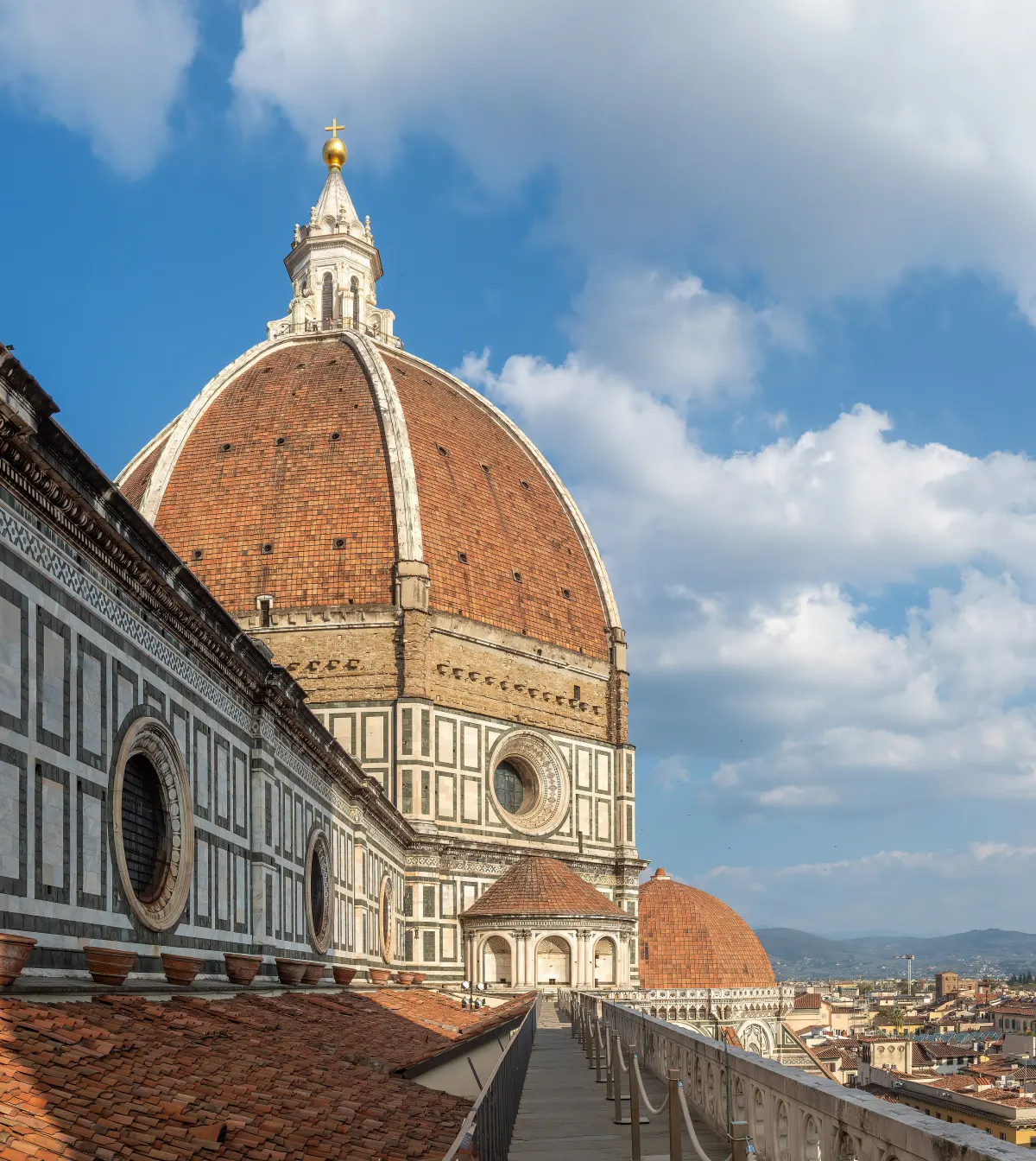 Le dôme de Brunelleschi vu de près, sous un ciel nuageux