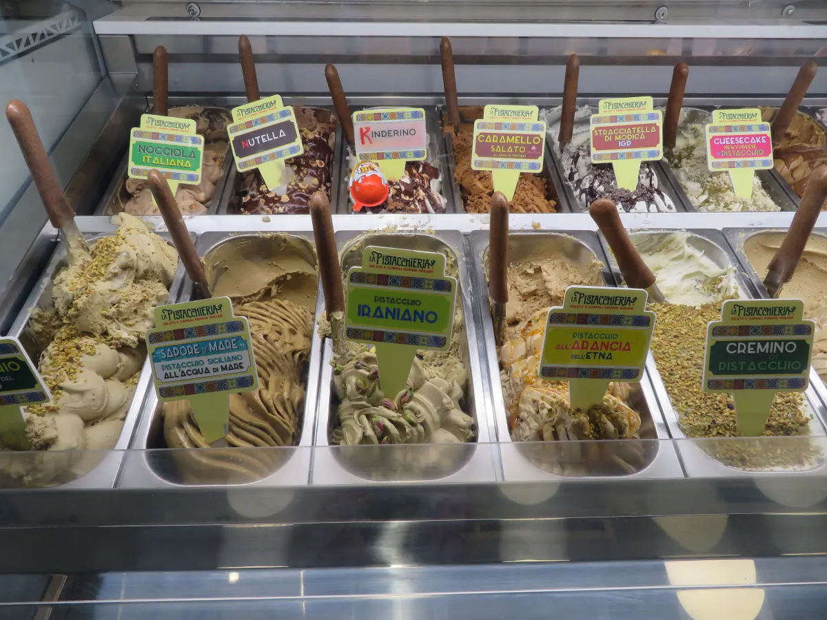 Bacs de glaces artisanales colorées dans une vitrine