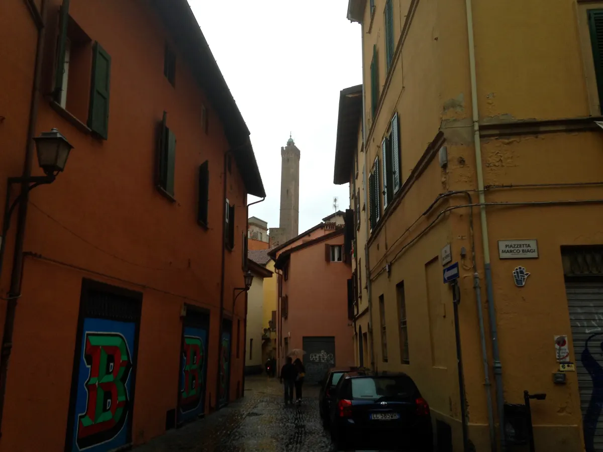 Ruelle étroite de l’ancien ghetto juif de Bologne, la tour des Asinelli au fond