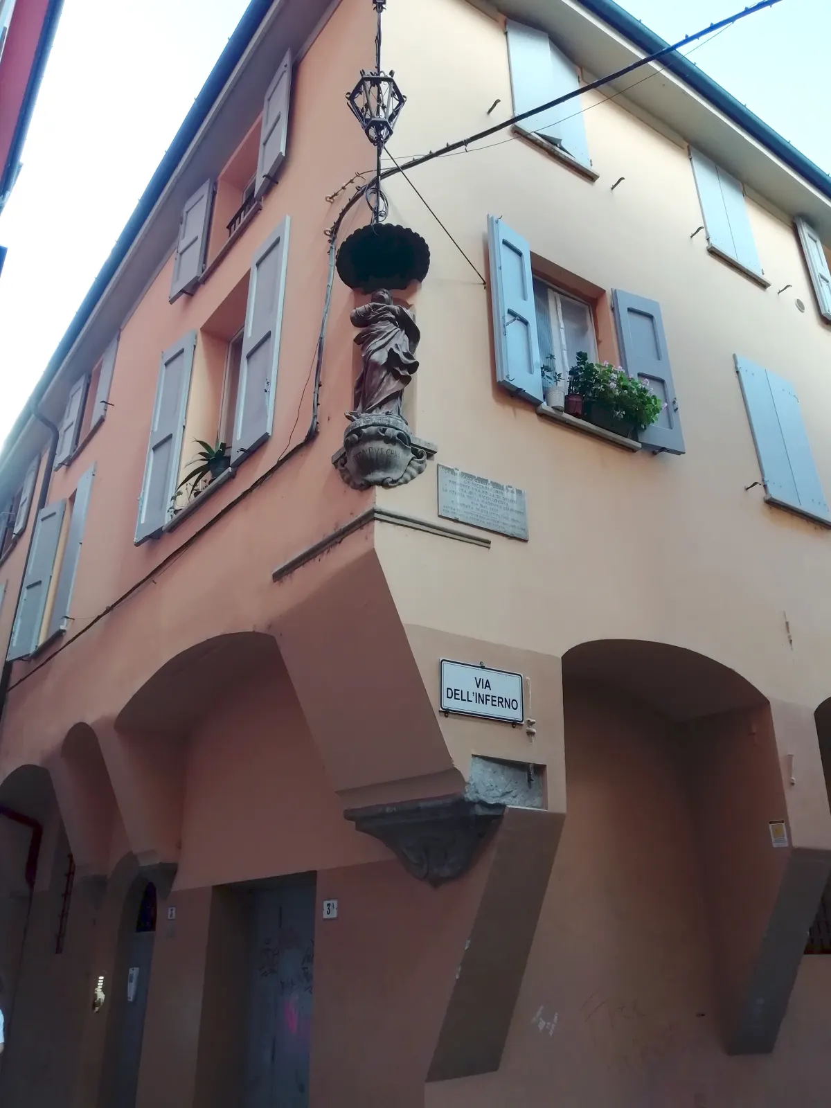 Statue de la Madone à l’angle d’une maison à portique de la via dell’Inferno