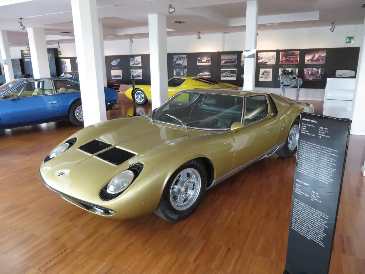 Lamborghini Miura P400 S dorée exposée dans le musée Lamborghini à Sant’Agata Bolognese