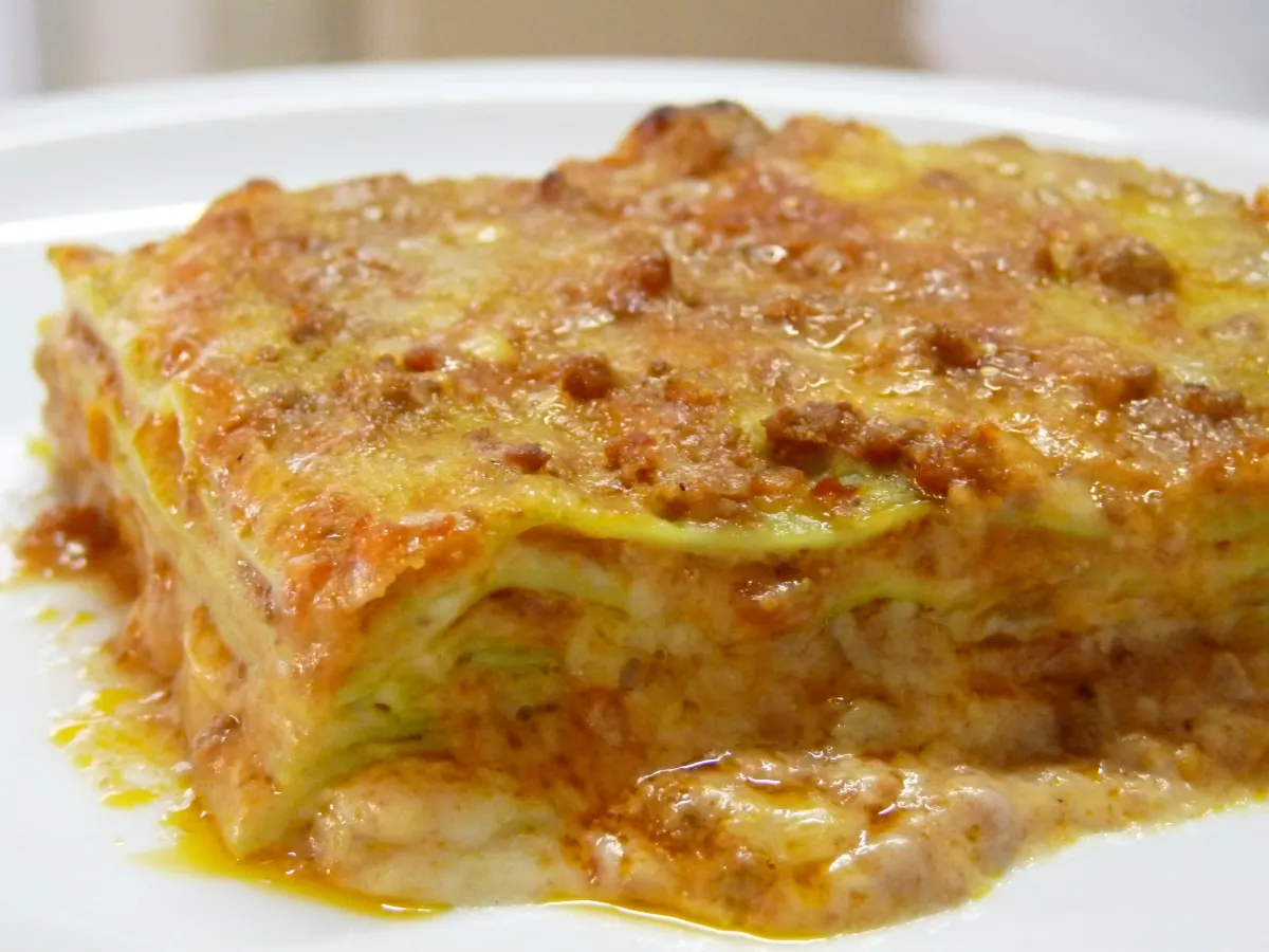 Part de lasagnes vertes à la bolognaise, ragù et béchamel