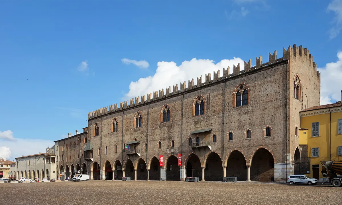 Façade crénelée du palais ducal de Mantoue sur la piazza Sordello