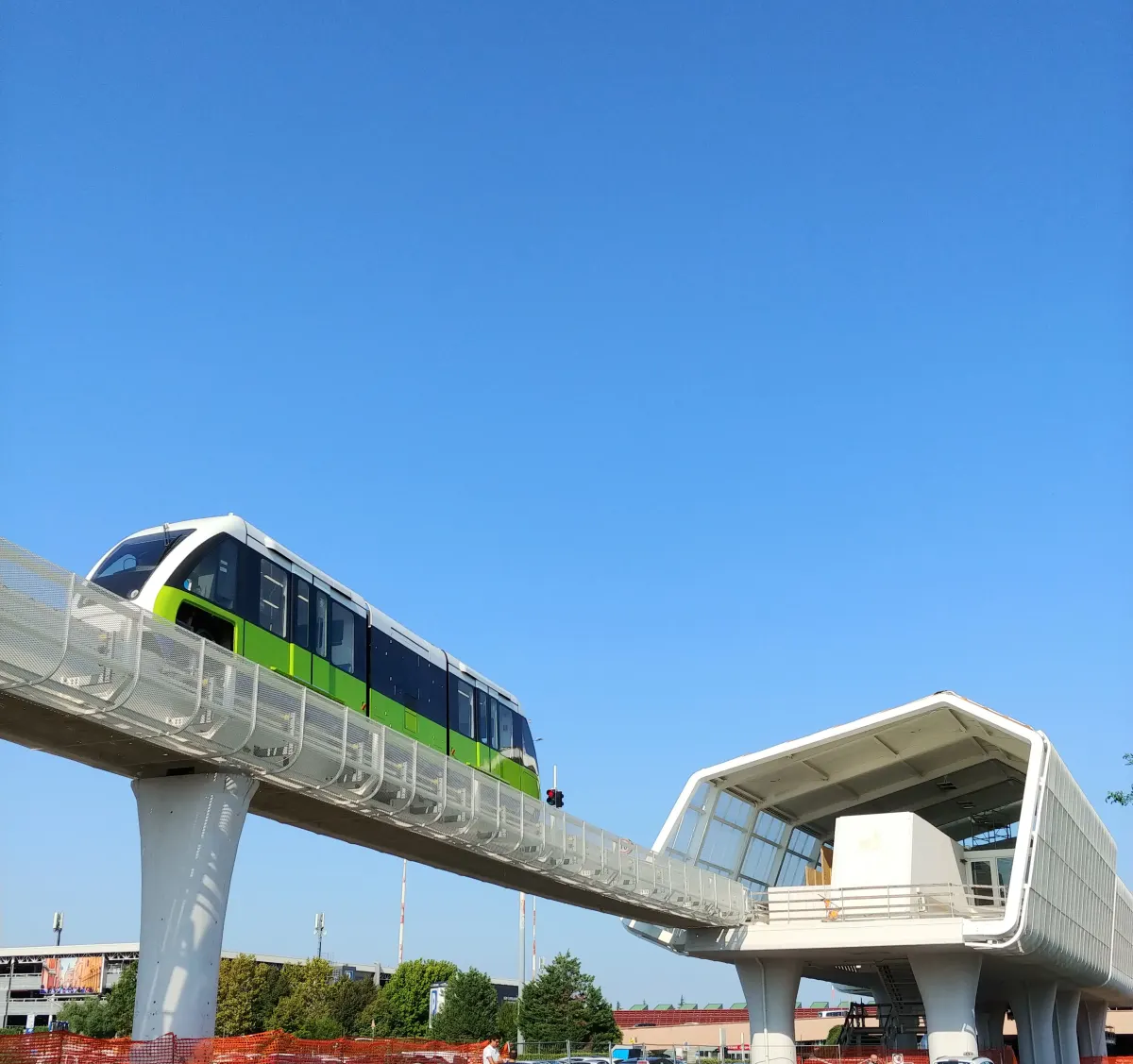 Rame du Marconi Express sur son viaduc arrivant au terminus de l’aéroport
