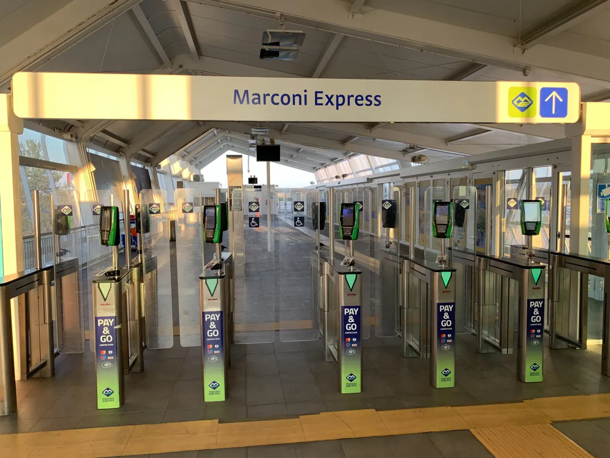 Portillons d’accès du Marconi Express et signalétique dans la station