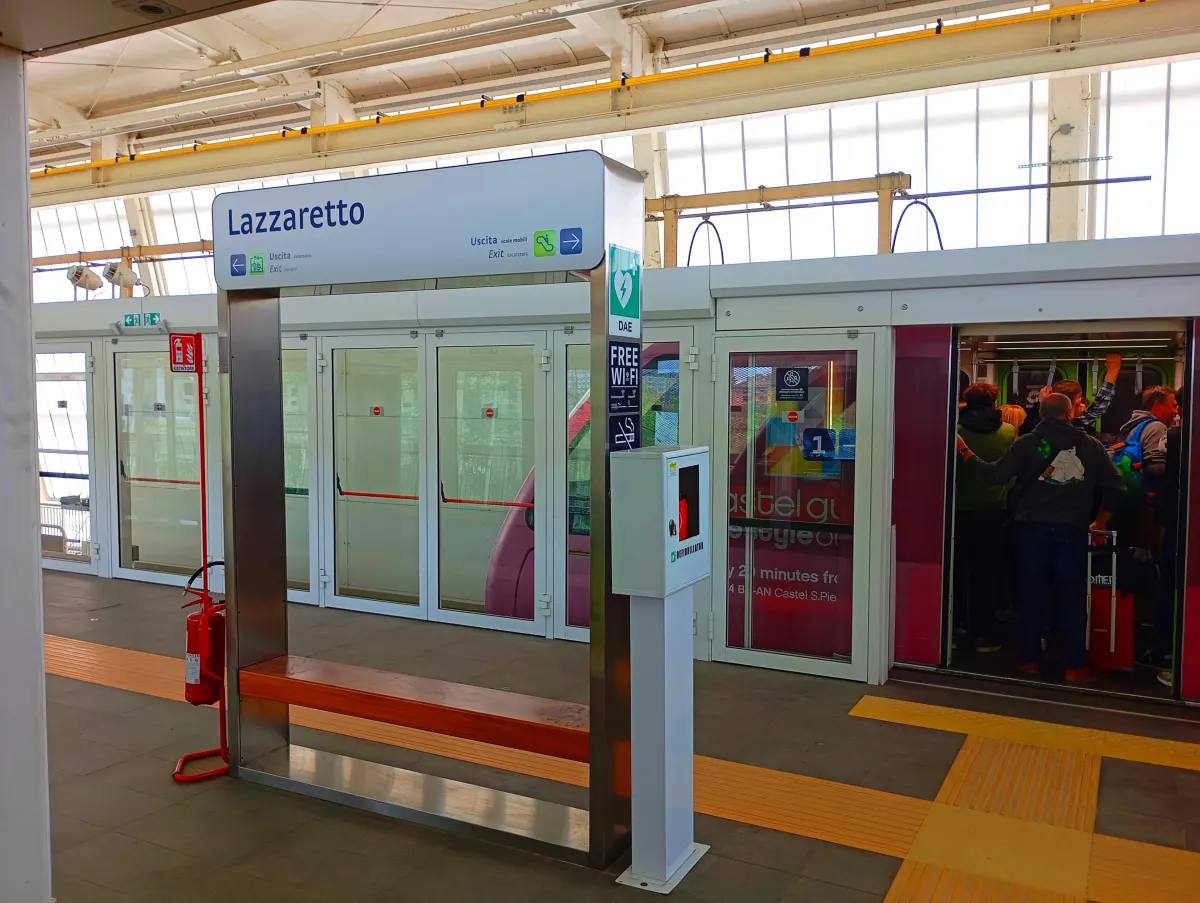 Quai de la station intermédiaire Lazzaretto du Marconi Express