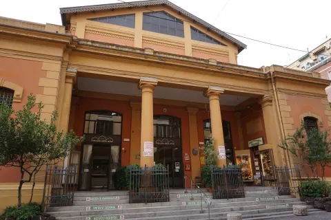 Entrée à colonnes du Mercato delle Erbe sur la via Ugo Bassi