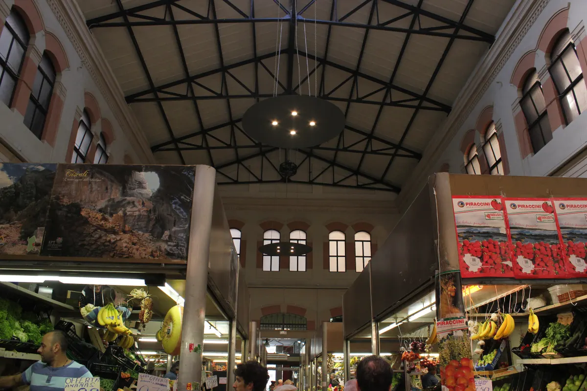 Halle couverte du Mercato delle Erbe avec ses étals sous la charpente métallique