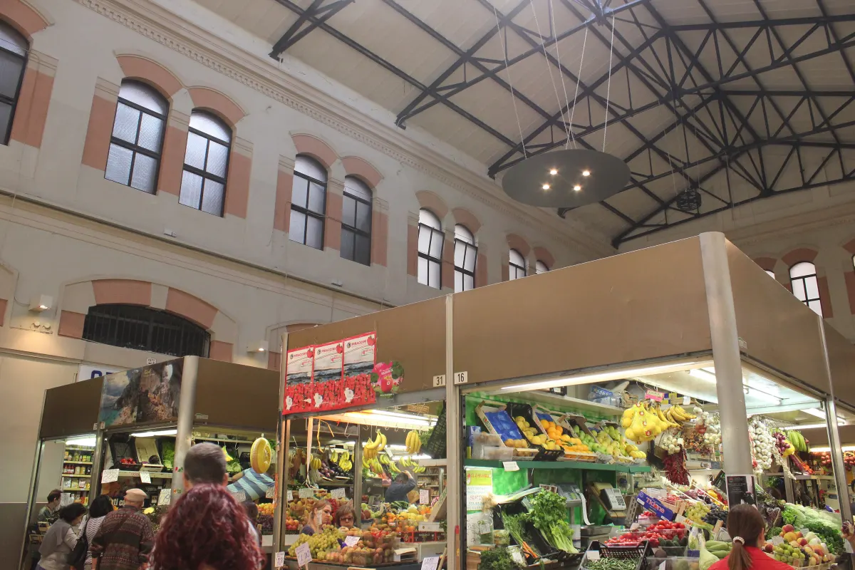 Étals de fruits et de fleurs à l’intérieur du Mercato delle Erbe