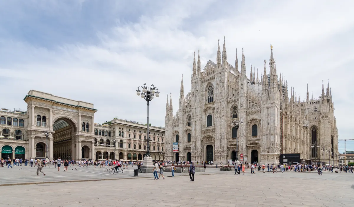 Façade gothique du Duomo de Milan sur la Piazza del Duomo