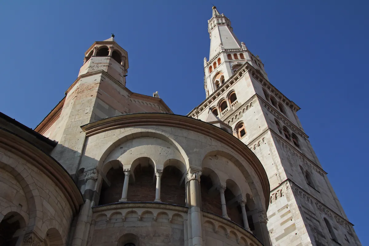 Le Duomo roman de Modène et la tour Ghirlandina vus d’en bas sous un ciel bleu
