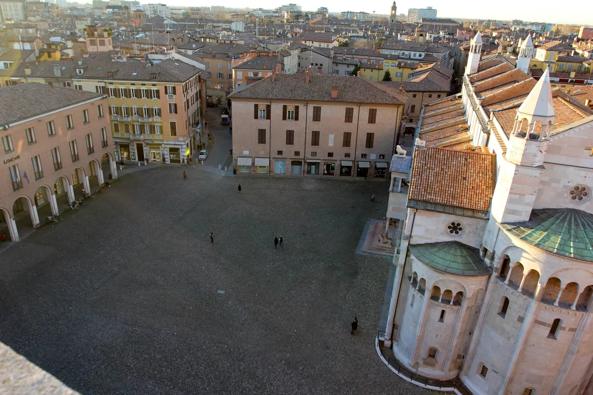 La Piazza Grande de Modène vue d’en haut, avec le flanc du Duomo