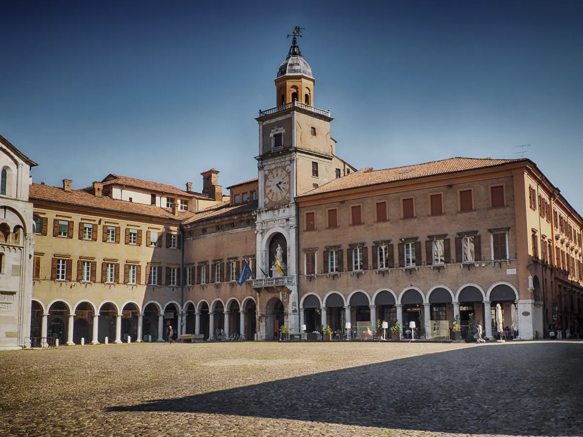 Palazzo Comunale et sa tour de l’horloge sur la Piazza Grande de Modène