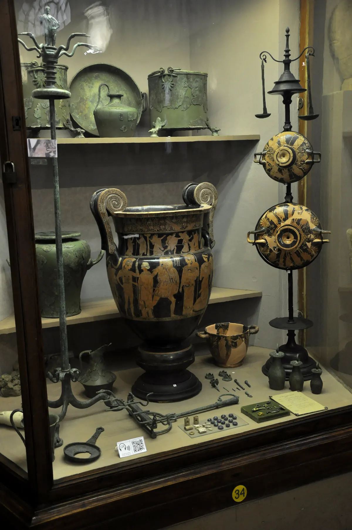 Cratère à volutes et objets d’une tombe étrusque découverte aux Giardini Margherita