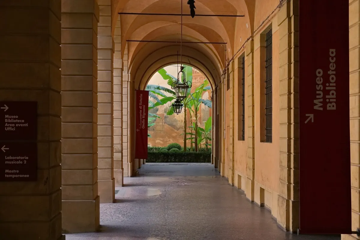 Galerie à arcades du palais Sanguinetti menant au musée et à la bibliothèque